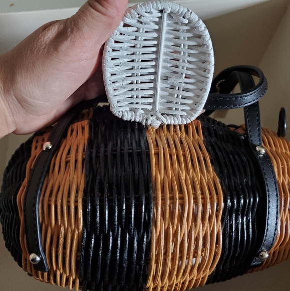 K♠️BUMBLE BEE WICKER PURSE - Picture 3 of 14